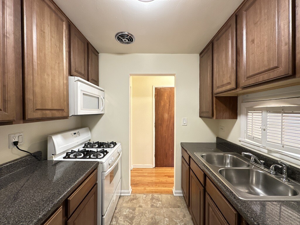 Building Photo - 665 W Wrightwood Ave