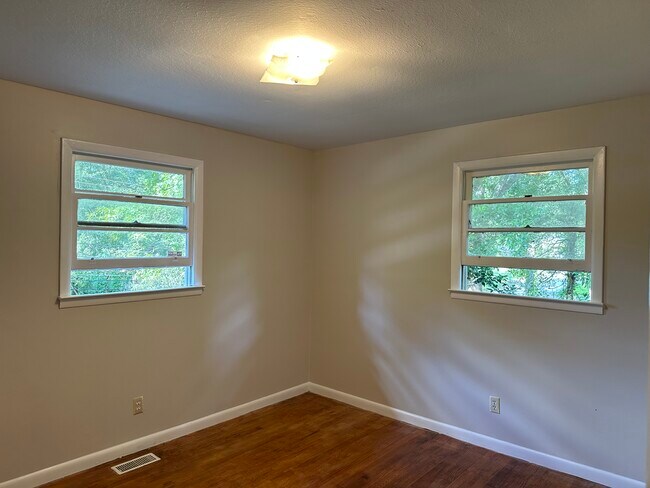 bedroom 2 - 3352 Wedgewood Dr