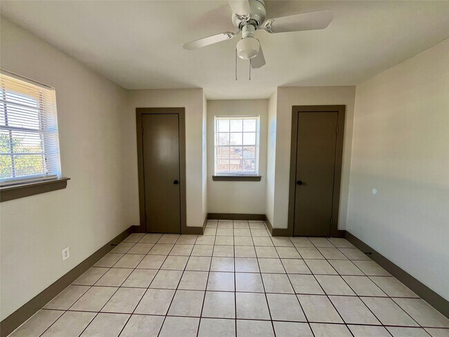 Building Photo - 1042 W Village Ct