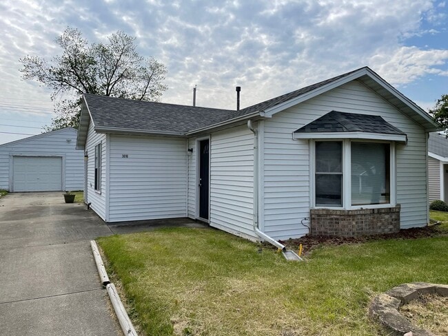Primary Photo - Two Bedroom House with 1 Car Garage in Gre...