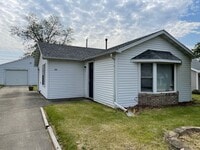 Building Photo - Two Bedroom House with 1 Car Garage in Gre...