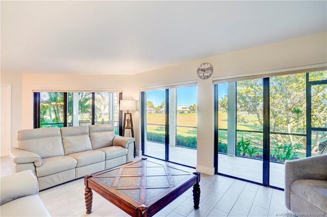 Building Photo - 331 Golfview Cir