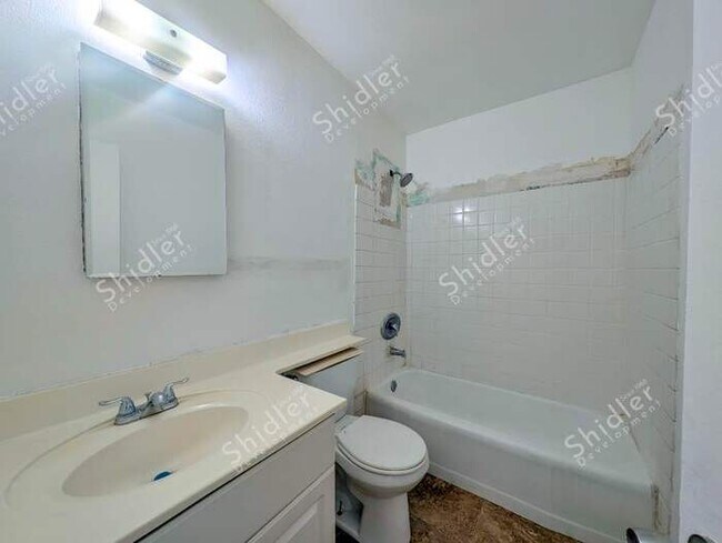 Building Photo - Upstairs 2 Bedroom 1 Bath with Massive Walk In Closet, Covered Gated Parking