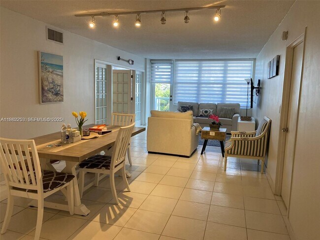 Building Photo - 3725 S Ocean Dr