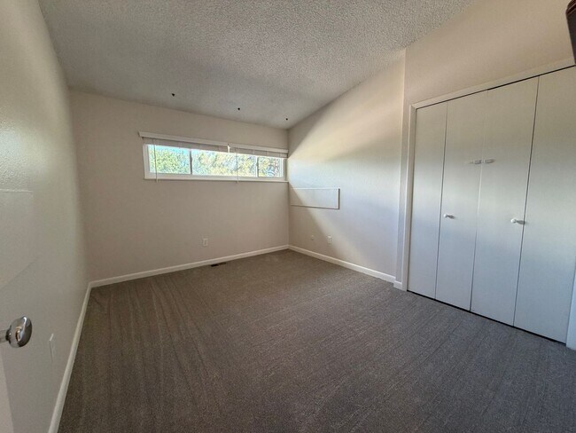 Building Photo - 1140 Cenotaph Cir