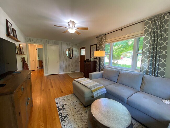 Building Photo - North AVL - Spacious Home with Large Yard ...