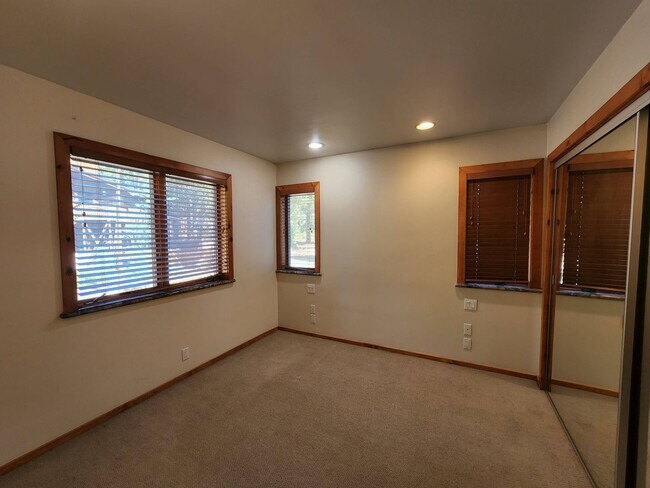Building Photo - 252 - Yaho Duplex