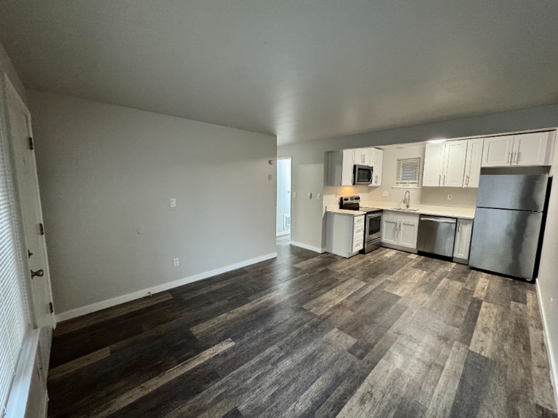 Building Photo - 1215 Queen Anne Ave N