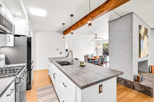 Building Photo - 37535 Melrose Dr