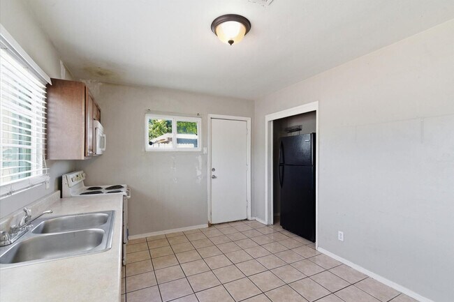 Building Photo - 2609 W Morten Ave