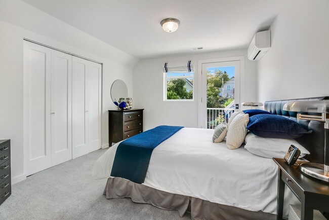 Building Photo - Queen Anne Craftsman - Available September...