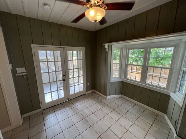 Building Photo - Vintage 3 Bedroom Home in historic University Gardens near LSU Lakes!