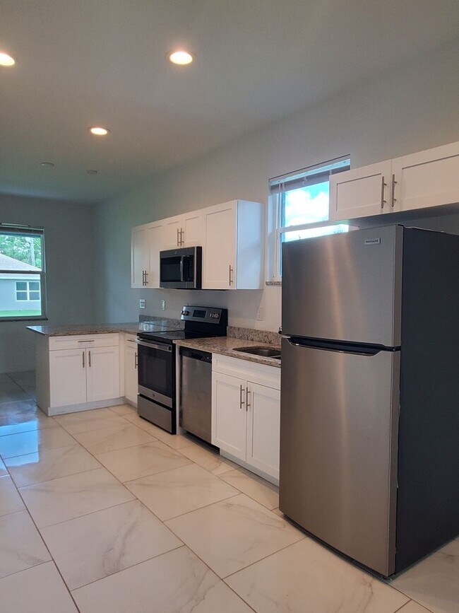 Building Photo - Great Location in Lehigh Acres, 3/2/1 in G...