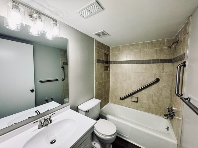 Building Photo - 1208 Schaub Dr