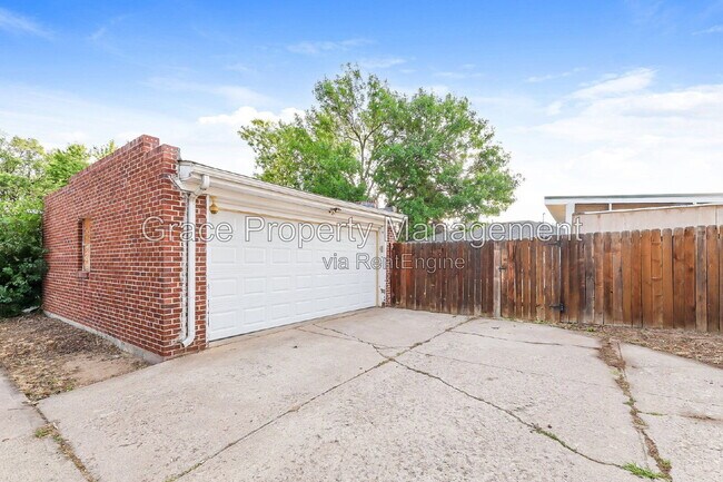 Building Photo - 3075 N Dahlia St