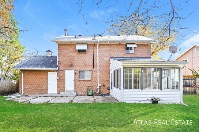 Building Photo - 331 S Victor St