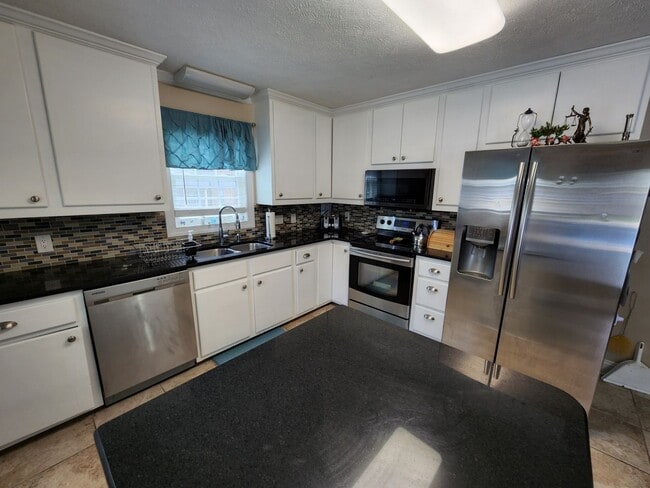 Building Photo - Staycation near everything Fayetteville