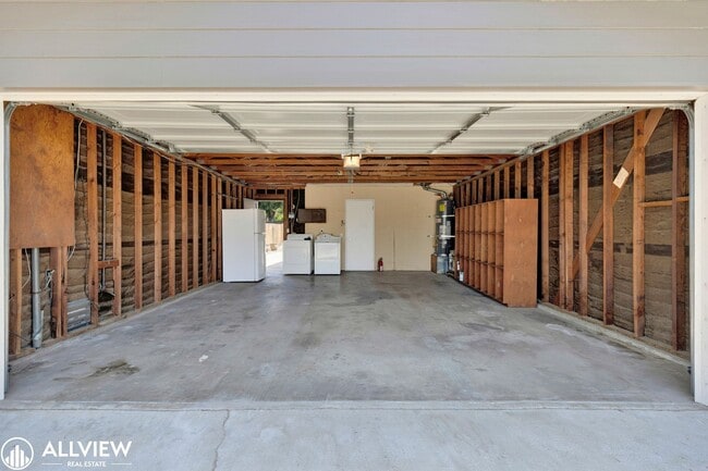 Building Photo - Newly Remodeled 4-Bedroom Gem with Spaciou...