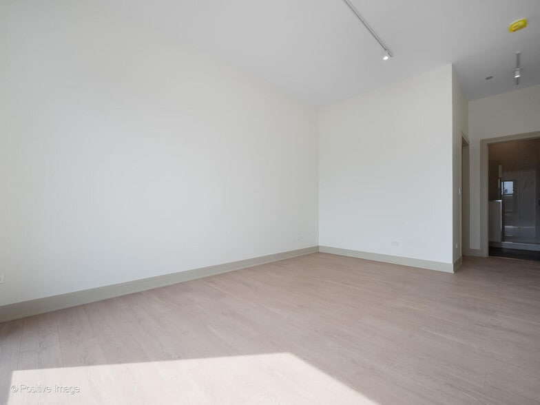 Building Photo - 3202 N Racine Ave