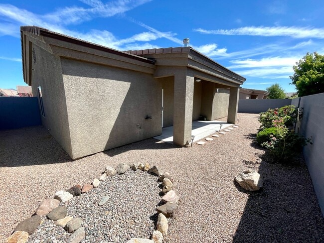 Building Photo - Elegant 3 Bedroom, 2 bathroom Home in Legacy Ranch Neighborhood in Central Kingman!