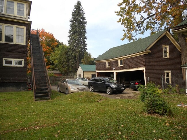 Building Photo - AVAILABLE 6/1/26 - Large House Available O...