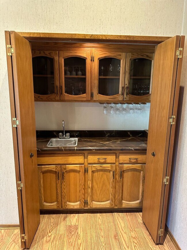 Building Photo - 475 E Mercedes Ave