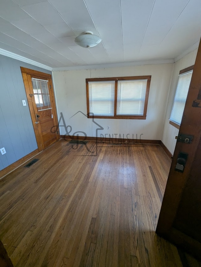 Building Photo - 206 W 1st St