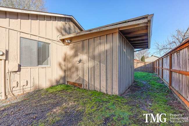 Building Photo - Tucked away 2 Bed 1 Bath Duplex in Hillsboro
