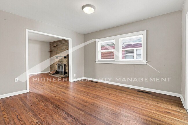 Building Photo - Spacious Home with Central AC and Washer/Dryer