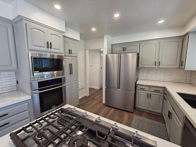 Building Photo - E. Ventura 4+2.5 Single Family Home w/ man...
