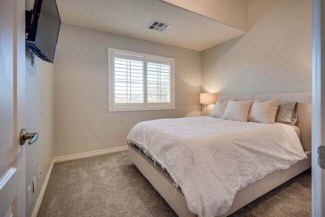 Building Photo - Gated single family home with 4 bed 3 bath...