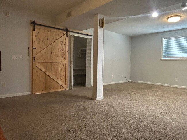 Building Photo - Large 4 bedroom 3 bathroom house in the he...