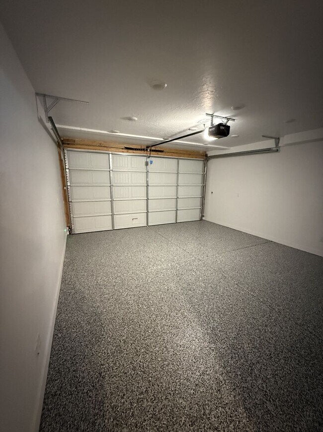 Building Photo - Charming Townhome in Provo, UT  $500 gift card if rented before Valentines day