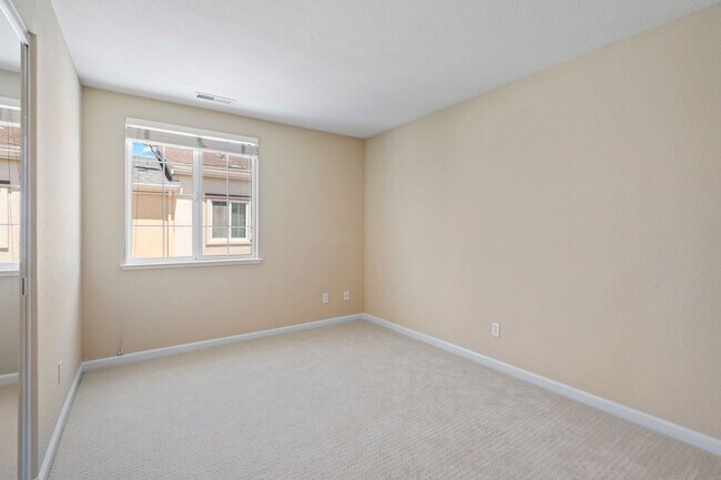 Building Photo - STYLISH, EXCELLENTLY LOCATED HOME CORNER UNIT | EASY ACCESS