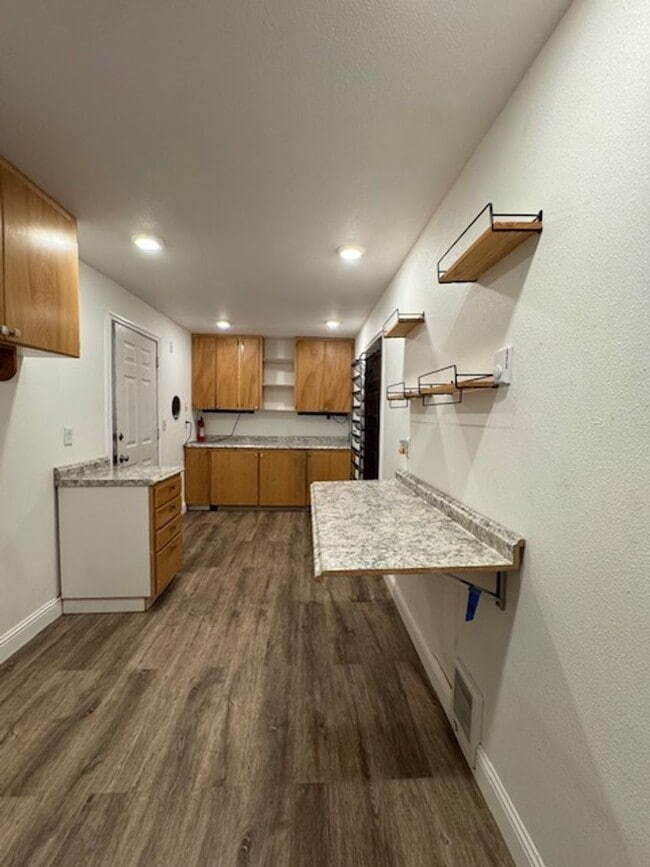 Building Photo - Quiet neighborhood!!