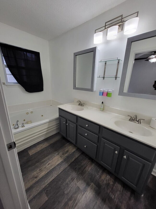 Building Photo - BEAUTIFUL Ranch Home