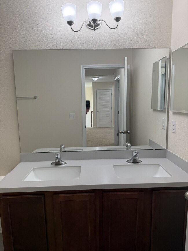 Building Photo - For Rent- Beautiful Home with 4 Bed, 2.5 Bath, PLUS a loft in Northside Jacksonville!