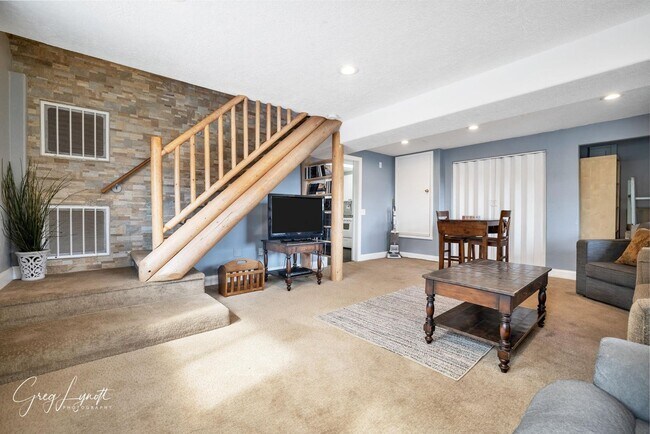 Building Photo - 322 Hillcrest Cir