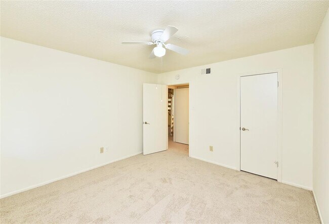 Building Photo - 2035 Shorewood Ln