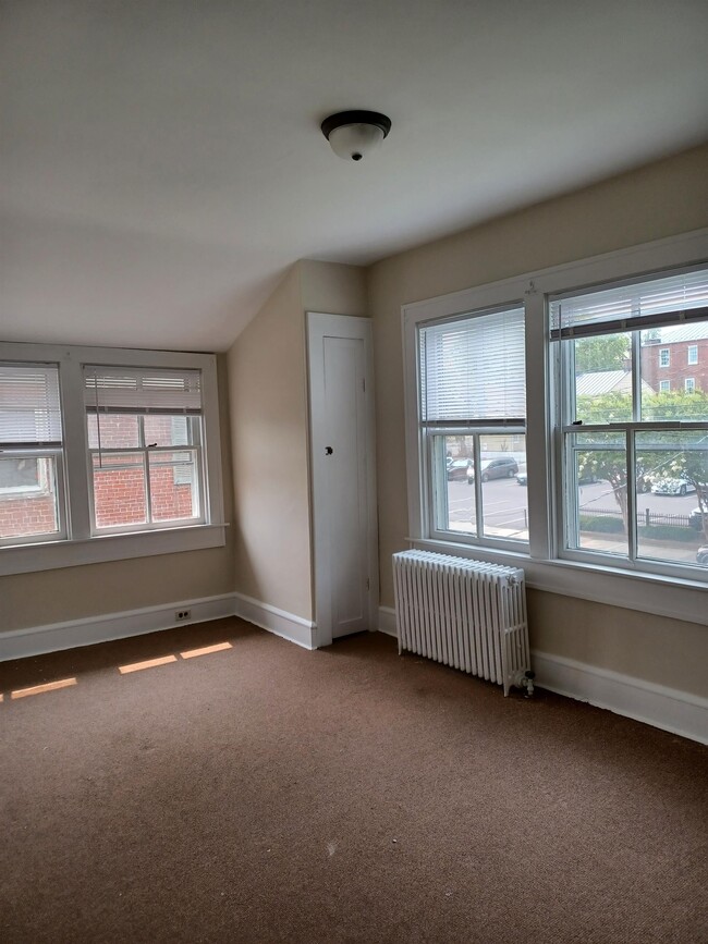 Building Photo - 18 E Clifford St