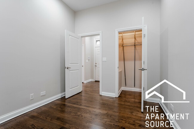 Building Photo - 1756 W Montrose Ave