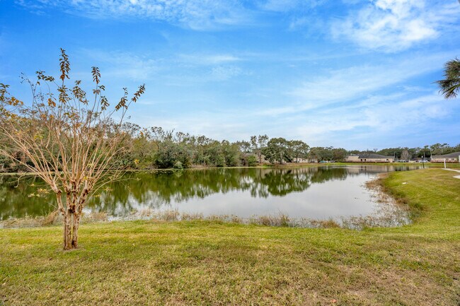 Building Photo - Lake Parsons Green
