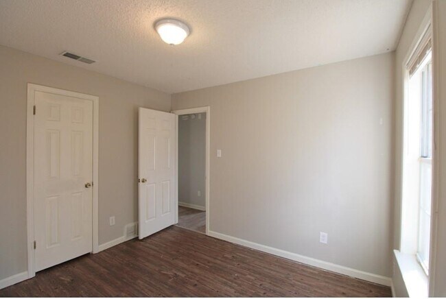 Building Photo - 5558 Oak Branch Cir N