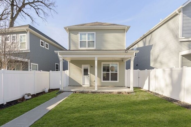 Building Photo - Beautiful 3 Bed 2.5 Bath in Central Greens...