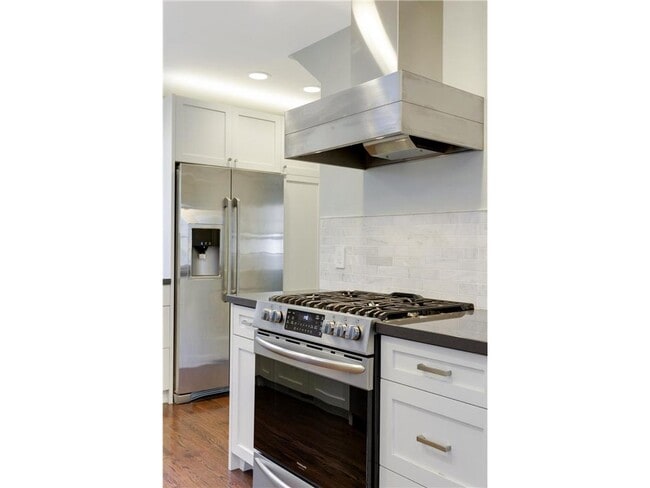 Building Photo - 4020 Ewing Ave S