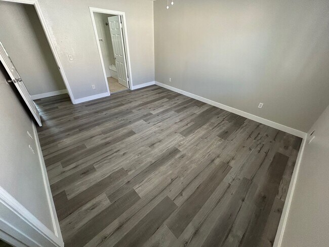 Building Photo - BEAUTIFUL 2 BED 2 BATH SECOND FLOOR CENTRAL LAS VEGAS CONDO