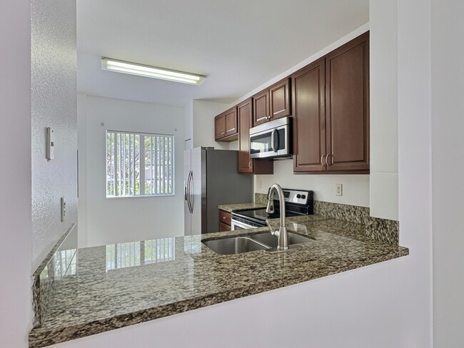 Building Photo - 8833 S Isles Cir
