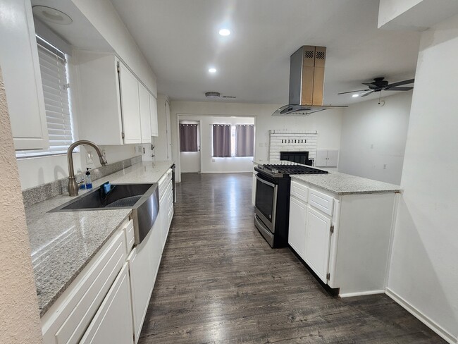 Building Photo - 678 W Henderson Ave