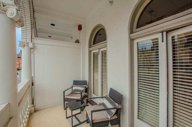 Building Photo - 612 Center St