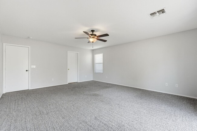 Building Photo - HUGE 6 Bedroom Home - Westgate and Freeways Nearby!